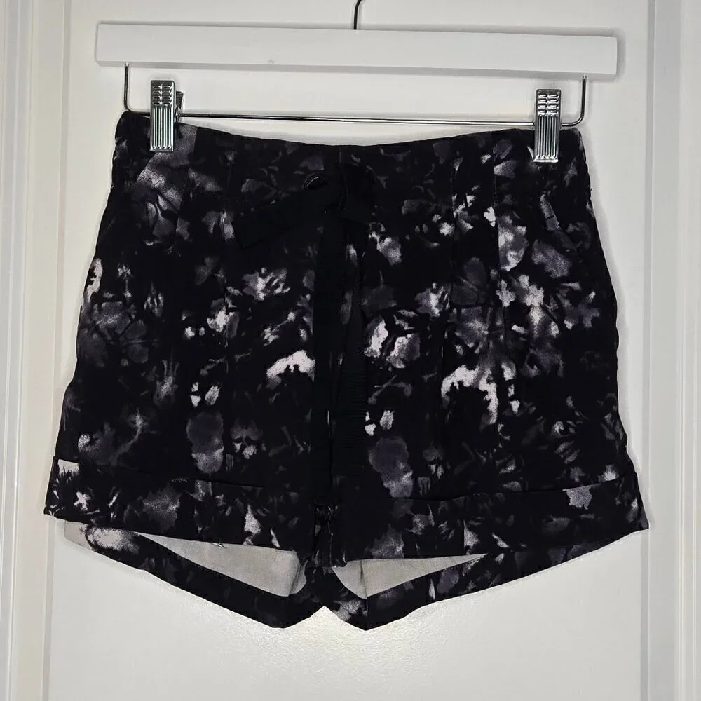 Lululemon Spring Break Away Short II - 4 Dusk Dye White Black / Black